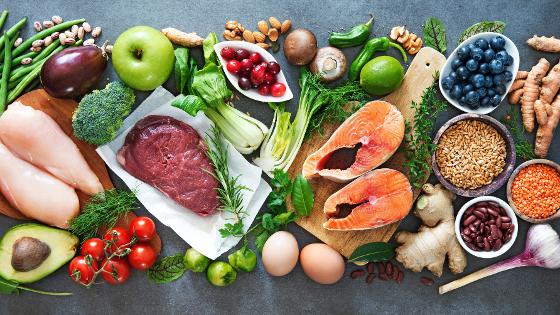 Verschiedene Lebensmittel: Gemüse, Obst, Fleisch, Fisch, Pilze, Nüsse, Getreide, etc.